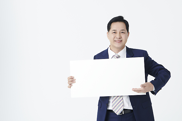 포토 JPG 스튜디오촬영 남자 중년 50대 안내 사각프레임 프레임 한명 미소 들기 누끼 정장 상반신 앞모습 한국인 비즈니스맨 보여주기 중년남자한명만 국내포토 1 옷 뷰포인트 비즈니스 모션 실내 표정 사람 동양인 성인 사각형 직장인 남자한명만 중년남자만 파일형식