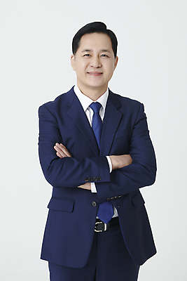 포토 JPG 스튜디오촬영 남자 중년 50대 한명 미소 누끼 정장 상반신 앞모습 팔짱 한국인 비즈니스맨 중년남자한명만 국내포토 1 옷 뷰포인트 비즈니스 모션 실내 표정 사람 동양인 성인 직장인 남자한명만 중년남자만 파일형식