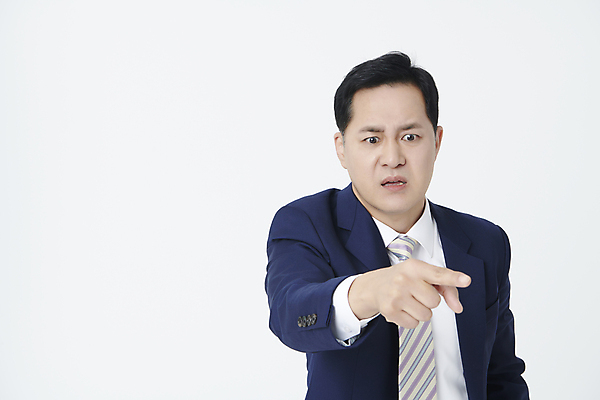 포토 JPG 스튜디오촬영 응시 남자 중년 50대 한명 누끼 정장 상반신 앞모습 한국인 짜증 가리킴 비즈니스맨 꾸지람 삿대질 중년남자한명만 국내포토 1 시선 옷 감정 뷰포인트 비즈니스 실내 사람 동양인 손짓 성인 직장인 체벌 남자한명만 중년남자만 파일형식
