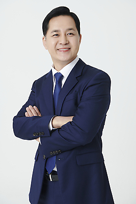 포토 JPG 스튜디오촬영 응시 남자 중년 50대 한명 미소 누끼 정장 상반신 앞모습 옆모습 팔짱 한국인 비즈니스맨 중년남자한명만 국내포토 1 시선 옷 뷰포인트 비즈니스 모션 실내 표정 사람 동양인 성인 직장인 남자한명만 중년남자만 파일형식