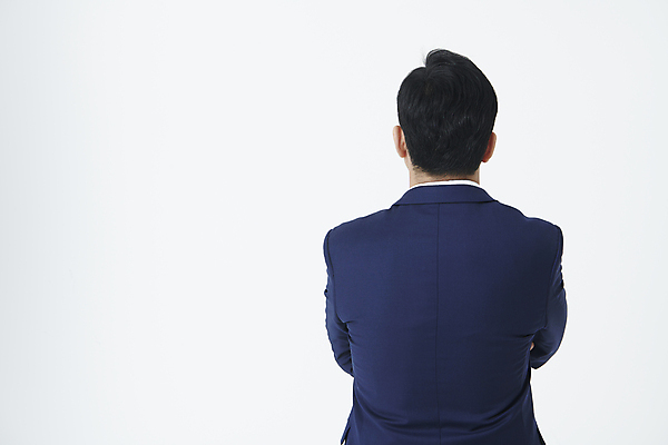 포토 JPG 스튜디오촬영 남자 중년 50대 한명 누끼 정장 상반신 뒷모습 팔짱 한국인 비즈니스맨 중년남자한명만 국내포토 1 옷 뷰포인트 비즈니스 모션 실내 사람 동양인 성인 직장인 남자한명만 중년남자만 파일형식