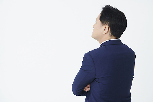 포토 JPG 스튜디오촬영 응시 남자 중년 50대 한명 누끼 정장 상반신 뒷모습 팔짱 한국인 올려보기 비즈니스맨 중년남자한명만 국내포토 1 시선 옷 뷰포인트 비즈니스 모션 실내 사람 동양인 성인 직장인 남자한명만 중년남자만 파일형식
