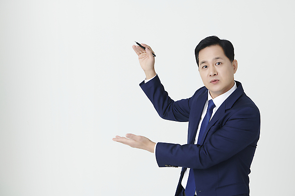 포토 JPG 스튜디오촬영 응시 남자 중년 50대 말하기 설명 한명 들기 누끼 정장 상반신 옆모습 볼펜 한국인 비즈니스맨 중년남자한명만 국내포토 1 시선 옷 뷰포인트 비즈니스 모션 실내 사람 동양인 성인 펜 직장인 남자한명만 중년남자만 파일형식