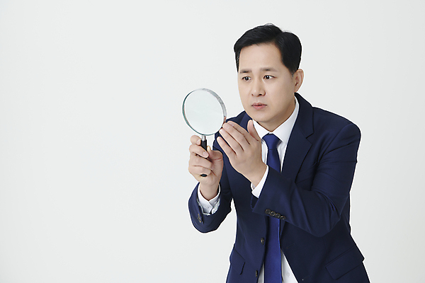 포토 JPG 스튜디오촬영 남자 중년 50대 돋보기 한명 들기 누끼 정장 상반신 앞모습 한국인 관찰 비즈니스맨 중년남자한명만 눈건강 국내포토 1 옷 뷰포인트 비즈니스 모션 실내 건강 사람 동양인 성인 직장인 남자한명만 중년남자만 파일형식