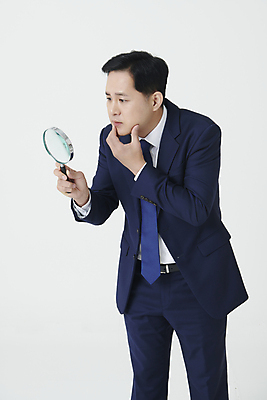 포토 JPG 스튜디오촬영 남자 중년 50대 돋보기 한명 들기 누끼 정장 상반신 앞모습 턱괴기 한국인 관찰 비즈니스맨 중년남자한명만 눈건강 국내포토 1 옷 뷰포인트 비즈니스 모션 실내 건강 사람 동양인 성인 직장인 남자한명만 중년남자만 파일형식