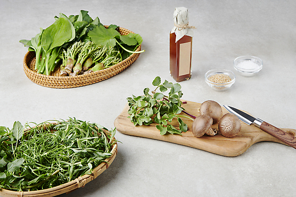 포토 JPG 스튜디오촬영 실내 사람없음 소쿠리 버섯 나물 소금 깨 나무도마 돌나물 두릅 봄나물 참기름 곰취 세발나물 명이나물 국내포토 채소 식재료 도마 내부 목재 바구니 조미료 기름_음식 파일형식