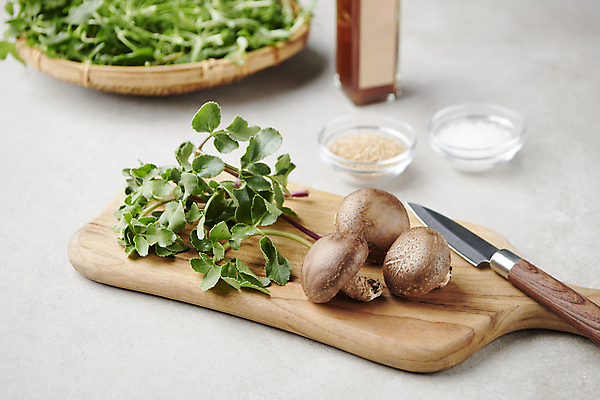 포토 JPG 스튜디오촬영 실내 근접촬영 사람없음 버섯 나물 식칼 나무도마 봄나물 해방풍나물 국내포토 뷰포인트 채소 주방용품 도마 내부 목재 파일형식