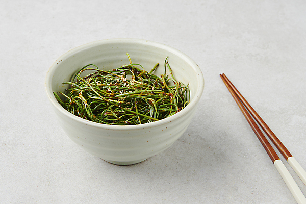 포토 JPG 스튜디오촬영 그릇 반찬 실내 요리 사람없음 나물 나무젓가락 봄나물 세발나물 국내포토 식기 음식 채소 젓가락 내부 파일형식