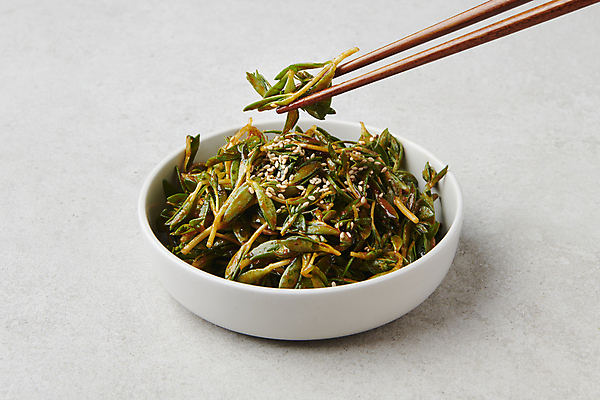 포토 JPG 스튜디오촬영 그릇 반찬 실내 요리 들기 사람없음 나물 나무젓가락 돌나물 봄나물 국내포토 식기 음식 채소 젓가락 모션 내부 파일형식