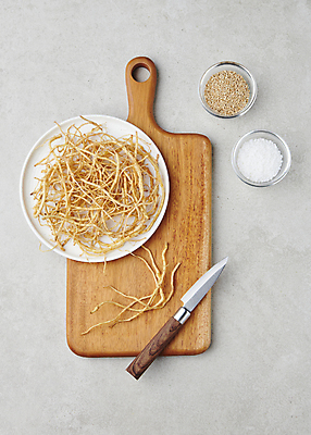 포토 JPG 스튜디오촬영 실내 사람없음 하이앵글 재료손질 나물 소금 깨 식칼 나무도마 봄나물 씀바귀 국내포토 뷰포인트 채소 식재료 주방용품 뿌리채소 도마 내부 목재 조미료 손질 파일형식