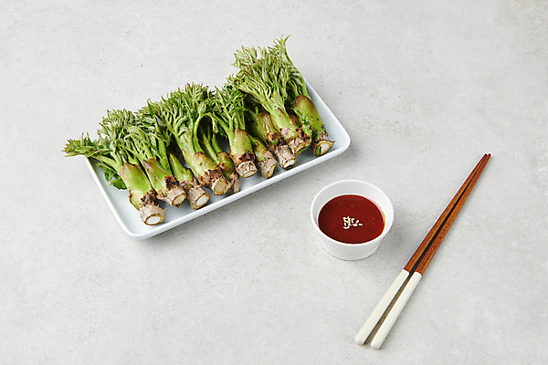 포토 JPG 스튜디오촬영 실내 사람없음 나물 나무젓가락 두릅 봄나물 초고추장 국내포토 채소 젓가락 내부 양념 파일형식