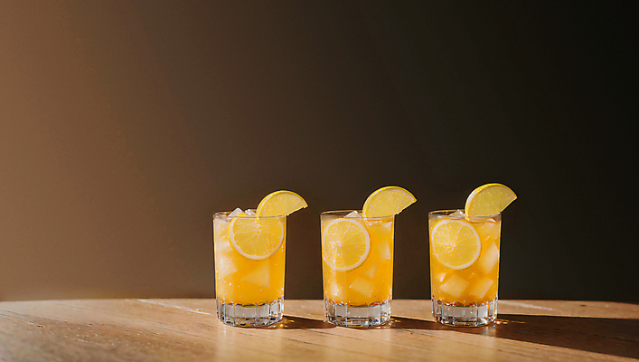 JPG 스튜디오촬영 편집이미지 사람없음 노란색 칵테일 레몬 칵테일잔 나무탁자 냉음료 편집실사 AI포토 AI콘텐츠 음료 컬러 술잔 과일 탁자 주류 실내 CG 파일형식