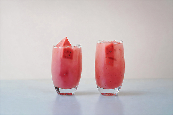 JPG 스튜디오촬영 편집이미지 잔 수박 사람없음 냉음료 수박주스 편집실사 AI포토 AI콘텐츠 식기 음료 과일 실내 과일주스 CG 파일형식