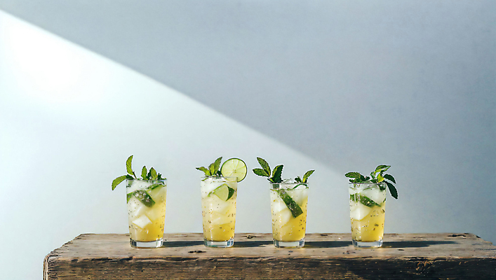 JPG 스튜디오촬영 편집이미지 사람없음 칵테일 레몬 민트 오브젝트 라임 나무도마 냉음료 모히토 편집실사 AI포토 AI콘텐츠 음료 과일 도마 주류 실내 목재 허브 CG 파일형식