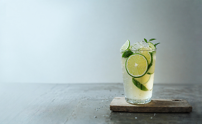 JPG 스튜디오촬영 편집이미지 사람없음 칵테일 레몬 민트 오브젝트 라임 나무탁자 냉음료 모히토 편집실사 AI포토 AI콘텐츠 음료 과일 탁자 주류 실내 허브 CG 파일형식