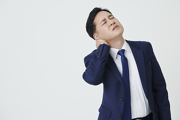 포토 JPG 스튜디오촬영 남자 중년 50대 포즈 스트레스 한명 정장 상반신 앞모습 신체부위 고통 한국인 잡기 비즈니스맨 찡그림 뒷목 중년남자한명만 국내포토 1 옷 감정 뷰포인트 비즈니스 모션 실내 표정 사람 동양인 성인 직장인 목 남자한명만 중년남자만 파일형식