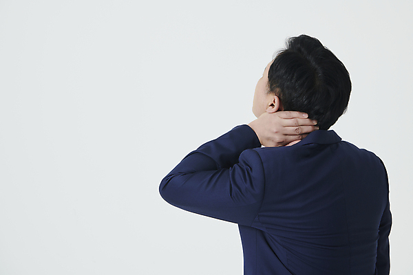 포토 JPG 스튜디오촬영 남자 중년 50대 포즈 스트레스 한명 정장 상반신 뒷모습 신체부위 고통 한국인 잡기 비즈니스맨 뒷목 중년남자한명만 국내포토 1 옷 감정 뷰포인트 비즈니스 모션 실내 사람 동양인 성인 직장인 목 남자한명만 중년남자만 파일형식