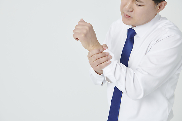 포토 JPG 스튜디오촬영 남자 중년 50대 포즈 스트레스 한명 정장 상반신 옆모습 고통 한국인 잡기 비즈니스맨 손목터널증후군 중년남자한명만 손목통증 국내포토 1 옷 감정 뷰포인트 비즈니스 모션 실내 사람 동양인 성인 직장인 남자한명만 중년남자만 파일형식