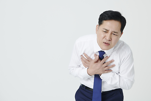 포토 JPG 스튜디오촬영 남자 중년 50대 포즈 스트레스 한명 정장 상반신 앞모습 한국인 비즈니스맨 찡그림 웅크림 가슴통증 감싸기 심장병 중년남자한명만 국내포토 1 옷 뷰포인트 비즈니스 모션 실내 표정 사람 동양인 성인 고통 직장인 질병 남자한명만 중년남자만 파일형식