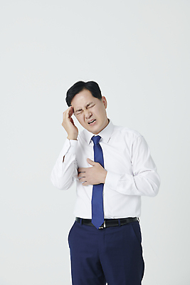 포토 JPG 스튜디오촬영 남자 중년 50대 포즈 스트레스 한명 정장 상반신 앞모습 한국인 비즈니스맨 찡그림 두통 가슴통증 중년남자한명만 국내포토 1 옷 뷰포인트 비즈니스 실내 표정 사람 동양인 성인 고통 직장인 질병 남자한명만 중년남자만 파일형식