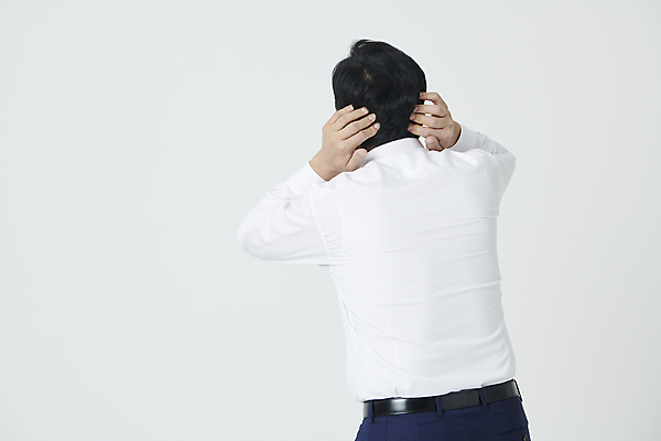 포토 JPG 스튜디오촬영 남자 중년 50대 포즈 스트레스 한명 정장 상반신 뒷모습 고통 한국인 비즈니스맨 두통 중년남자한명만 국내포토 1 옷 감정 뷰포인트 비즈니스 실내 사람 동양인 성인 직장인 질병 남자한명만 중년남자만 파일형식