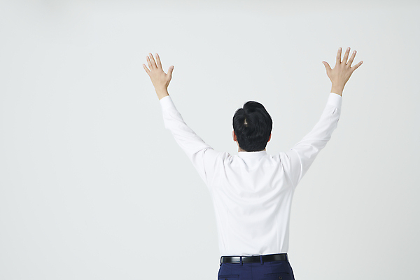 포토 JPG 스튜디오촬영 남자 중년 50대 포즈 한명 정장 상반신 뒷모습 기쁨 만세 한국인 비즈니스맨 중년남자한명만 국내포토 1 옷 감정 뷰포인트 비즈니스 모션 실내 사람 동양인 성인 직장인 남자한명만 중년남자만 파일형식