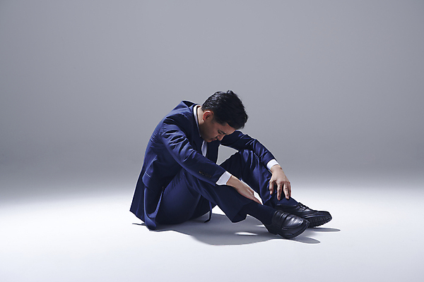 포토 JPG 스튜디오촬영 전신 남자 중년 50대 포즈 스트레스 고개숙이기 한명 앉기 정장 옆모습 한국인 비즈니스맨 좌절 웅크림 우울감 우울증 중년남자한명만 국내포토 1 옷 감정 뷰포인트 컨셉 비즈니스 모션 실내 숙이기 사람 동양인 성인 직장인 질병 남자한명만 중년남자만 파일형식