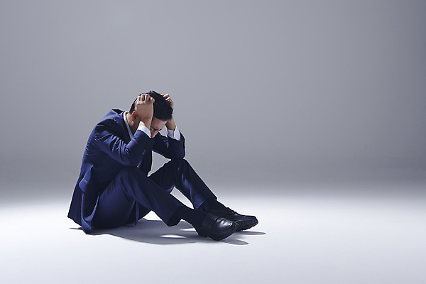 포토 JPG 스튜디오촬영 전신 남자 중년 50대 포즈 스트레스 고개숙이기 한명 앉기 정장 옆모습 한국인 비즈니스맨 좌절 웅크림 우울감 우울증 중년남자한명만 국내포토 1 옷 감정 뷰포인트 컨셉 비즈니스 모션 실내 숙이기 사람 동양인 성인 직장인 질병 남자한명만 중년남자만 파일형식