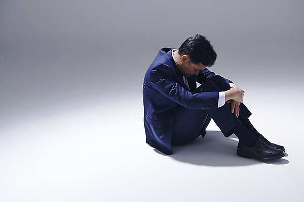 포토 JPG 스튜디오촬영 전신 남자 중년 50대 포즈 스트레스 고개숙이기 한명 앉기 정장 옆모습 한국인 비즈니스맨 좌절 웅크림 우울감 우울증 중년남자한명만 국내포토 1 옷 감정 뷰포인트 컨셉 비즈니스 모션 실내 숙이기 사람 동양인 성인 직장인 질병 남자한명만 중년남자만 파일형식