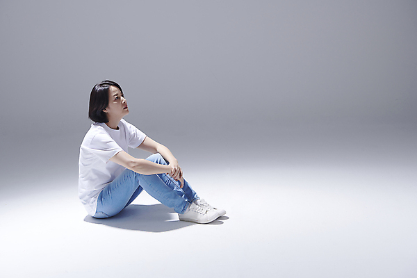 포토 JPG 스튜디오촬영 전신 여자 중년 50대 포즈 스트레스 한명 앉기 옆모습 한국인 올려보기 좌절 웅크림 우울감 우울증 중년여자한명만 국내포토 1 감정 뷰포인트 컨셉 모션 실내 사람 동양인 성인 질병 여자한명만 중년여자만 파일형식