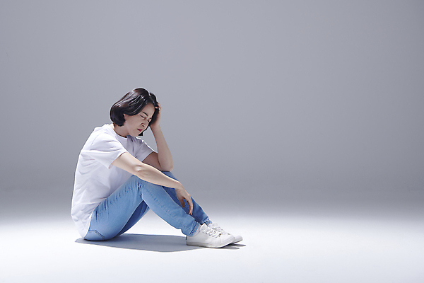 포토 JPG 스튜디오촬영 전신 여자 중년 50대 포즈 스트레스 고개숙이기 한명 앉기 옆모습 한국인 찡그림 좌절 웅크림 우울감 우울증 중년여자한명만 국내포토 1 감정 뷰포인트 컨셉 모션 실내 표정 숙이기 사람 동양인 성인 질병 여자한명만 중년여자만 파일형식