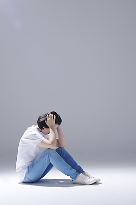 포토 JPG 스튜디오촬영 전신 여자 중년 50대 포즈 스트레스 고개숙이기 한명 앉기 옆모습 한국인 좌절 웅크림 우울감 우울증 중년여자한명만 국내포토 1 감정 뷰포인트 컨셉 모션 실내 숙이기 사람 동양인 성인 질병 여자한명만 중년여자만 파일형식