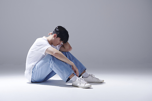 포토 JPG 스튜디오촬영 전신 남자 포즈 스트레스 고개숙이기 한명 앉기 20대 성인 옆모습 한국인 좌절 웅크림 우울감 우울증 성인남자한명만 국내포토 1 감정 뷰포인트 컨셉 모션 실내 숙이기 사람 동양인 청년 질병 남자한명만 성인남자만 파일형식