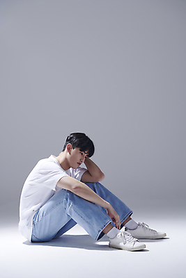 포토 JPG 스튜디오촬영 전신 남자 포즈 스트레스 고개숙이기 한명 앉기 20대 성인 옆모습 한국인 좌절 웅크림 우울감 우울증 성인남자한명만 국내포토 1 감정 뷰포인트 컨셉 모션 실내 숙이기 사람 동양인 청년 질병 남자한명만 성인남자만 파일형식