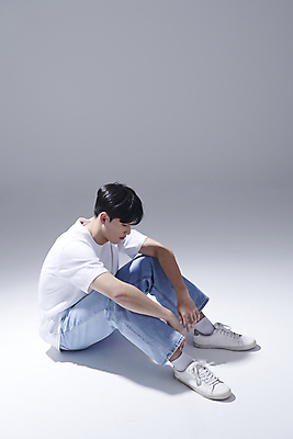 포토 JPG 스튜디오촬영 전신 남자 포즈 스트레스 고개숙이기 한명 앉기 20대 성인 옆모습 한국인 좌절 웅크림 우울감 우울증 성인남자한명만 국내포토 1 감정 뷰포인트 컨셉 모션 실내 숙이기 사람 동양인 청년 질병 남자한명만 성인남자만 파일형식