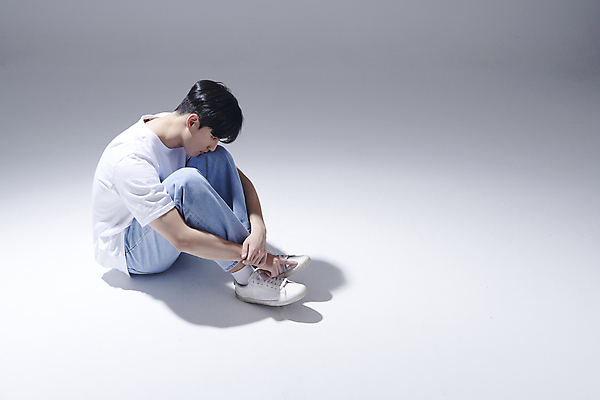 포토 JPG 스튜디오촬영 전신 남자 포즈 스트레스 고개숙이기 한명 앉기 20대 성인 옆모습 한국인 좌절 웅크림 우울감 우울증 성인남자한명만 국내포토 1 감정 뷰포인트 컨셉 모션 실내 숙이기 사람 동양인 청년 질병 남자한명만 성인남자만 파일형식