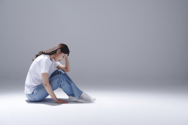 포토 JPG 스튜디오촬영 전신 여자 포즈 스트레스 고개숙이기 한명 앉기 20대 성인 옆모습 한국인 좌절 웅크림 우울감 우울증 성인여자한명만 국내포토 1 감정 뷰포인트 컨셉 모션 실내 숙이기 사람 동양인 청년 질병 여자한명만 성인여자만 파일형식