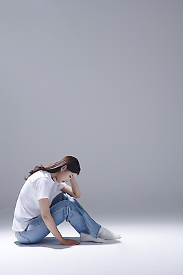 포토 JPG 스튜디오촬영 전신 여자 포즈 스트레스 고개숙이기 한명 앉기 20대 성인 옆모습 한국인 좌절 웅크림 우울감 우울증 성인여자한명만 국내포토 1 감정 뷰포인트 컨셉 모션 실내 숙이기 사람 동양인 청년 질병 여자한명만 성인여자만 파일형식