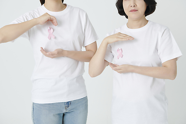 포토 JPG 스튜디오촬영 여자 리본 캠페인 중년 50대 포즈 손짓 상반신 20대 성인 두명 앞모습 한국인 유방 예방 유방암 핑크리본캠페인 여성질환 유방암예방캠페인 여자만 핑크리본 국내포토 뷰포인트 모션 실내 사람 동양인 청년 질병 가슴 암 파일형식