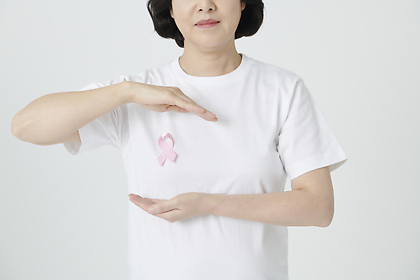 포토 JPG 스튜디오촬영 여자 리본 캠페인 중년 50대 포즈 한명 손짓 상반신 앞모습 한국인 유방 예방 유방암 핑크리본캠페인 여성질환 유방암예방캠페인 중년여자한명만 핑크리본 국내포토 1 뷰포인트 모션 실내 사람 동양인 성인 질병 가슴 암 여자한명만 중년여자만 파일형식