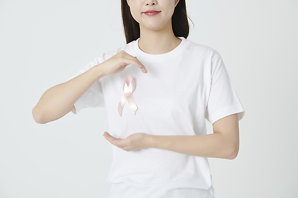 포토 JPG 스튜디오촬영 여자 리본 캠페인 포즈 한명 상반신 20대 성인 앞모습 한국인 예방 유방암 핑크리본캠페인 여성질환 유방암예방캠페인 성인여자한명만 핑크리본 국내포토 1 뷰포인트 실내 사람 동양인 청년 질병 암 여자한명만 성인여자만 파일형식