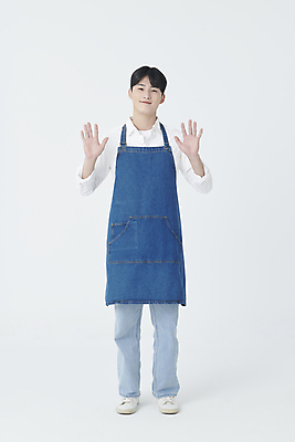 포토 JPG 스튜디오촬영 전신 남자 실내 한명 서기 미소 20대 청년 성인 앞모습 앞치마 한국인 창업 손인사 성인남자한명만 소상공인 국내포토 직업 1 뷰포인트 모션 표정 사람 동양인 내부 경제 인사 상인 자영업 남자한명만 성인남자만 파일형식