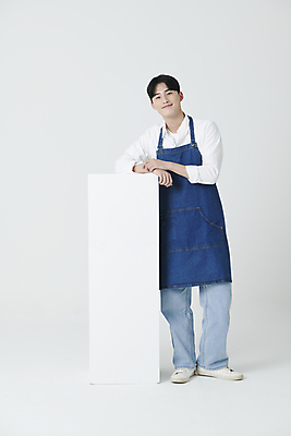 포토 JPG 스튜디오촬영 전신 남자 프레임 실내 한명 서기 미소 20대 청년 성인 앞모습 사각형 기댐 앞치마 한국인 창업 성인남자한명만 소상공인 국내포토 도형 직업 1 뷰포인트 모션 표정 사람 동양인 내부 경제 상인 자영업 남자한명만 성인남자만 파일형식