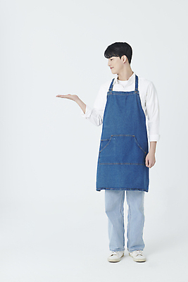 포토 JPG 스튜디오촬영 전신 응시 남자 안내 실내 한명 서기 미소 20대 청년 성인 앞모습 앞치마 한국인 가리킴 창업 성인남자한명만 소상공인 국내포토 직업 1 시선 뷰포인트 모션 표정 사람 동양인 손짓 내부 경제 상인 자영업 남자한명만 성인남자만 파일형식