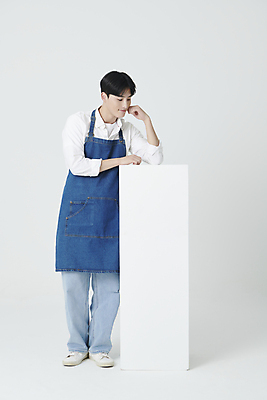 포토 JPG 스튜디오촬영 전신 남자 생각 프레임 실내 한명 서기 20대 청년 성인 앞모습 사각형 기댐 앞치마 턱괴기 한국인 고민 창업 성인남자한명만 내려보기 소상공인 국내포토 도형 직업 1 감정 뷰포인트 모션 사람 동양인 내부 경제 상인 자영업 남자한명만 성인남자만 파일형식