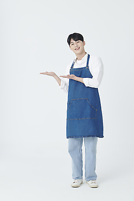 포토 JPG 스튜디오촬영 전신 남자 안내 실내 한명 서기 미소 20대 청년 성인 앞모습 앞치마 한국인 가리킴 창업 성인남자한명만 소상공인 국내포토 직업 1 뷰포인트 모션 표정 사람 동양인 손짓 내부 경제 상인 자영업 남자한명만 성인남자만 파일형식