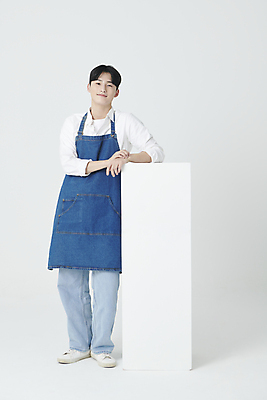 포토 JPG 스튜디오촬영 전신 남자 프레임 실내 한명 서기 미소 20대 청년 성인 앞모습 사각형 기댐 앞치마 한국인 창업 성인남자한명만 소상공인 국내포토 도형 직업 1 뷰포인트 모션 표정 사람 동양인 내부 경제 상인 자영업 남자한명만 성인남자만 파일형식
