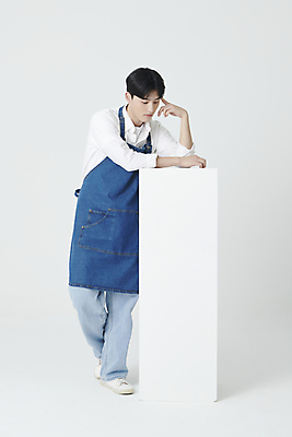 포토 JPG 스튜디오촬영 전신 남자 프레임 실내 한명 서기 손짓 20대 청년 성인 앞모습 사각형 기댐 앞치마 한국인 창업 성인남자한명만 내려보기 소상공인 국내포토 도형 직업 1 뷰포인트 모션 사람 동양인 내부 경제 상인 자영업 남자한명만 성인남자만 파일형식