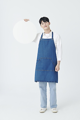 포토 JPG 스튜디오촬영 전신 남자 프레임 실내 한명 서기 미소 들기 20대 청년 성인 앞모습 앞치마 한국인 원형 창업 성인남자한명만 소상공인 국내포토 도형 직업 1 뷰포인트 모션 표정 사람 동양인 내부 경제 상인 자영업 남자한명만 성인남자만 파일형식