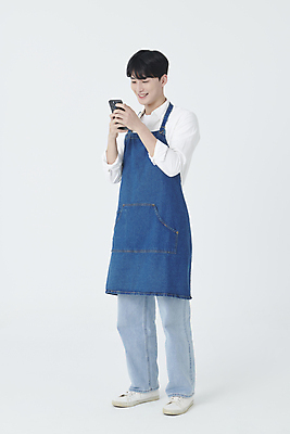 포토 JPG 스튜디오촬영 전신 응시 남자 실내 한명 서기 미소 들기 20대 청년 성인 옆모습 스마트폰 앞치마 한국인 창업 성인남자한명만 소상공인 국내포토 직업 1 시선 뷰포인트 모션 표정 사람 동양인 내부 경제 핸드폰 스마트기기 상인 자영업 남자한명만 성인남자만 파일형식